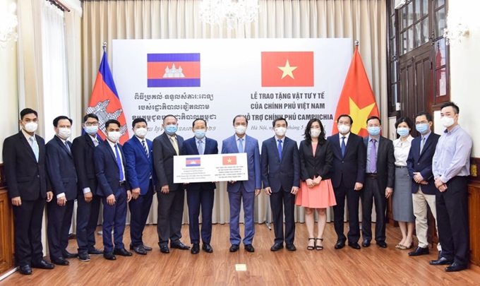 COVID-19 Le gouvernement vietnamien offre des équipements médicaux au Cambodge